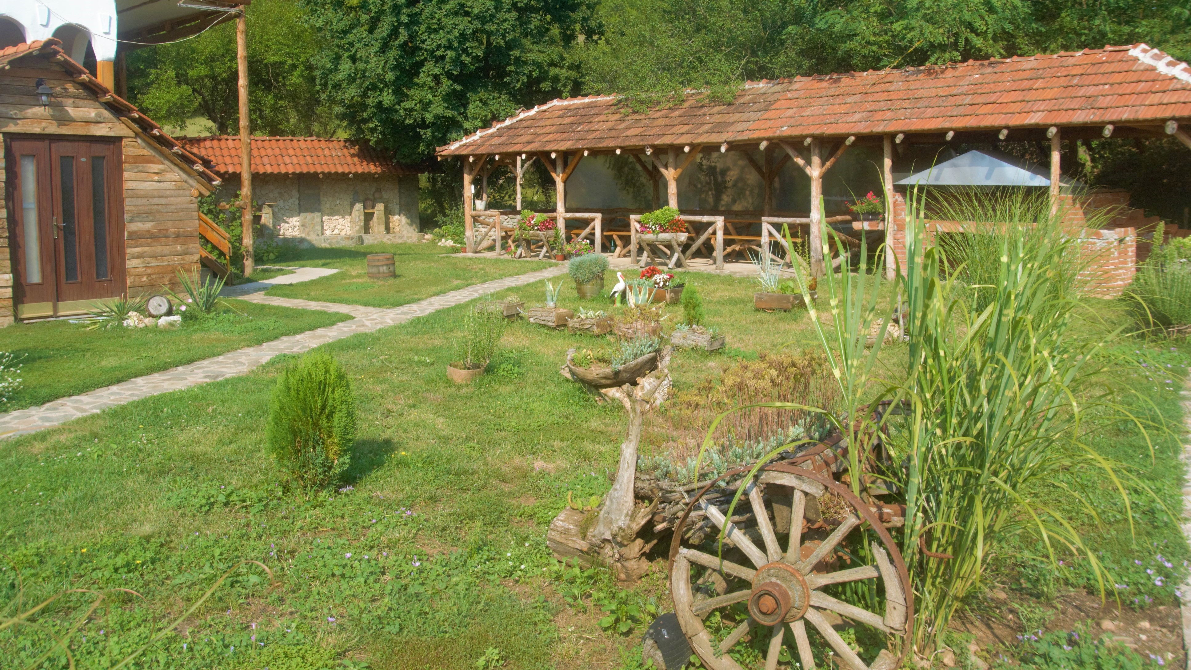 pokriveni_deo_restorana_i_basta_etno_selo_stara_planina